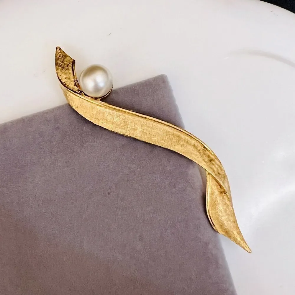 Vintage Coro Pegasus Brooch Brushed Gold Pearl Long Lapel Pin 4